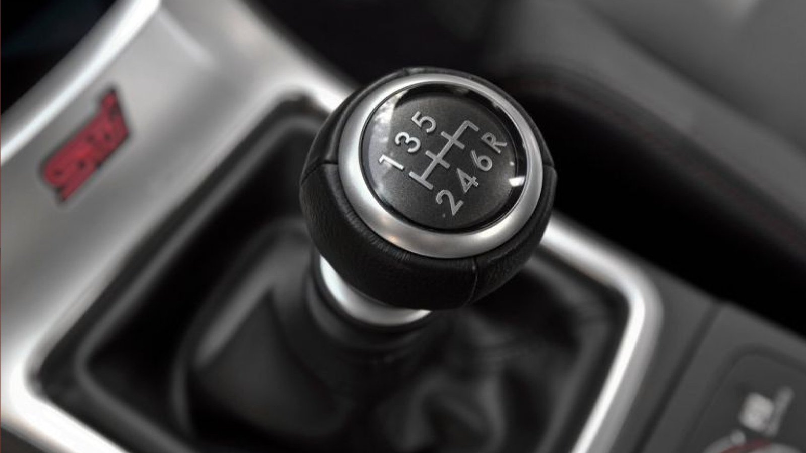 Jarang Service? Ini Penyebab Mobil Manual Sulit Pindah Gigi dan Tuas Transmisi Terasa Keras